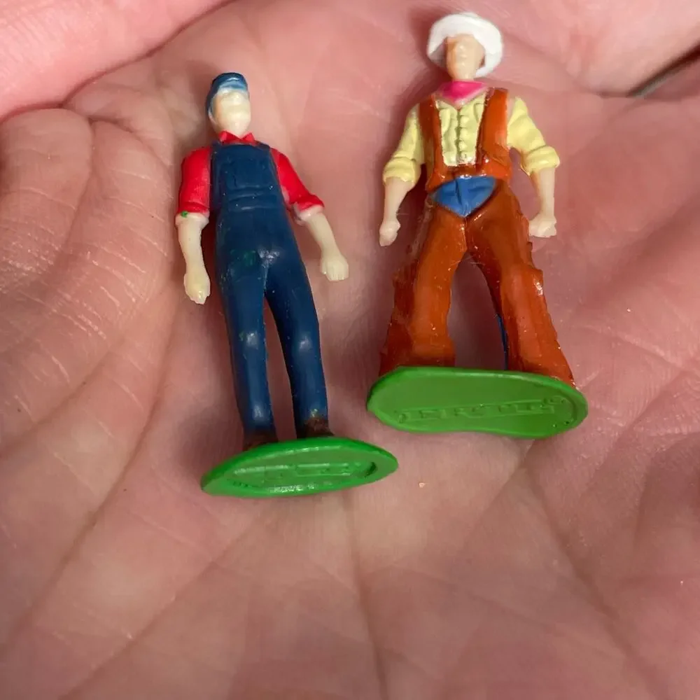 ERTL Farm Country Plastic Toy Set Ranch Play Farmer Cow Fence Cowboy Hay Cattle